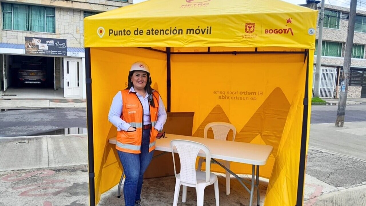 Foto de Caterine sonriendo dentro de la carpa del punto móvil de atención de la Primera Línea del Metro de Bogotá