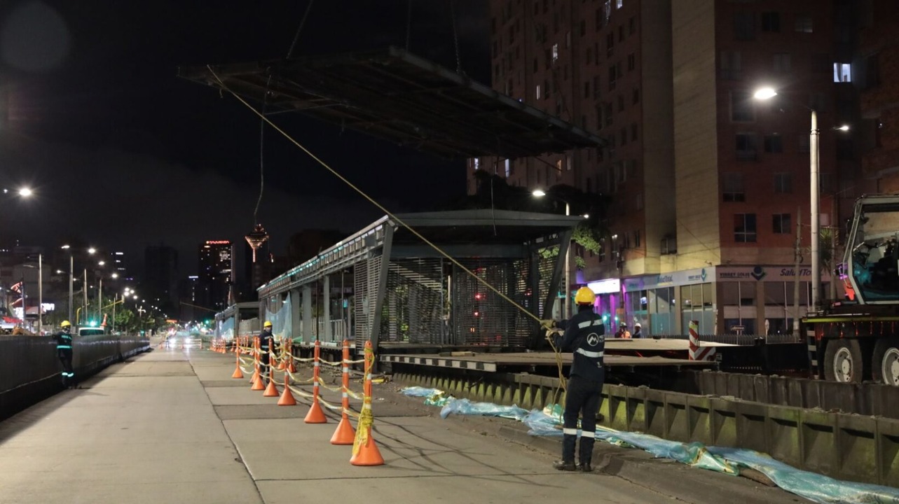 Foto nocturna de los obreros desmontando la estación BRT de Marly