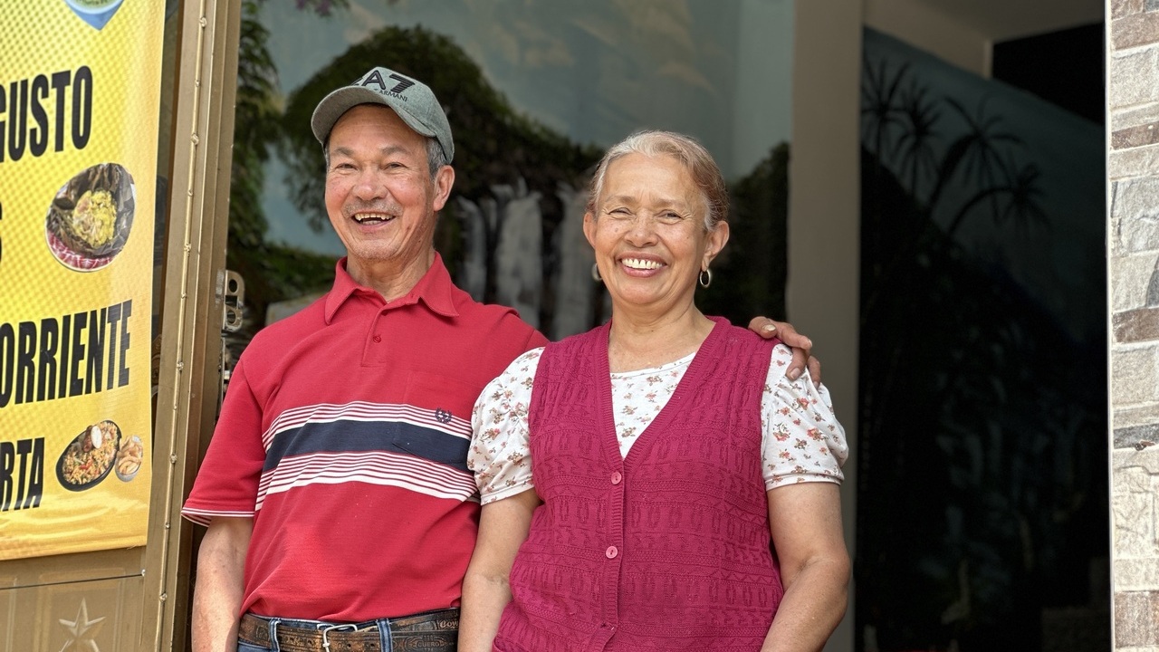 Baudelino Vargas y Rosa Mirella Fella sonriendo y abrazados