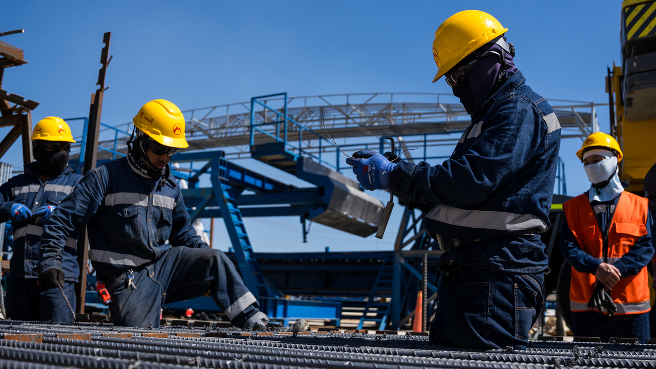 Dos hombres trabajando el la elaboración de las canastillas de acero