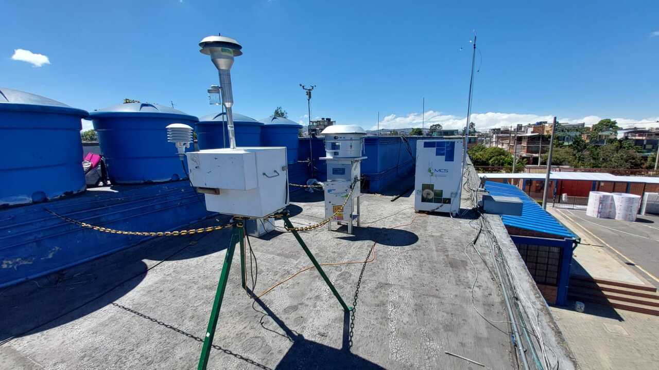 Estación de monitoreo del aire en el techo de una casa