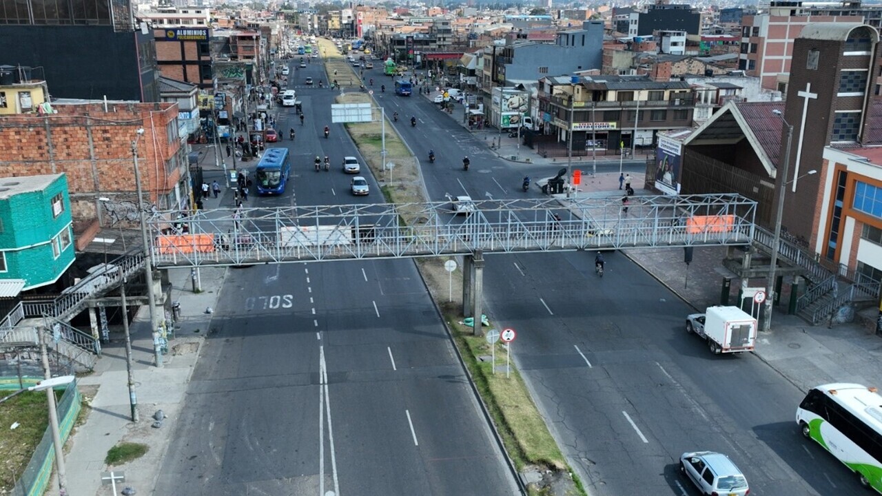 Foto del puente peatonal de la av. Primero de Mayo entre carreras 52B y 52C