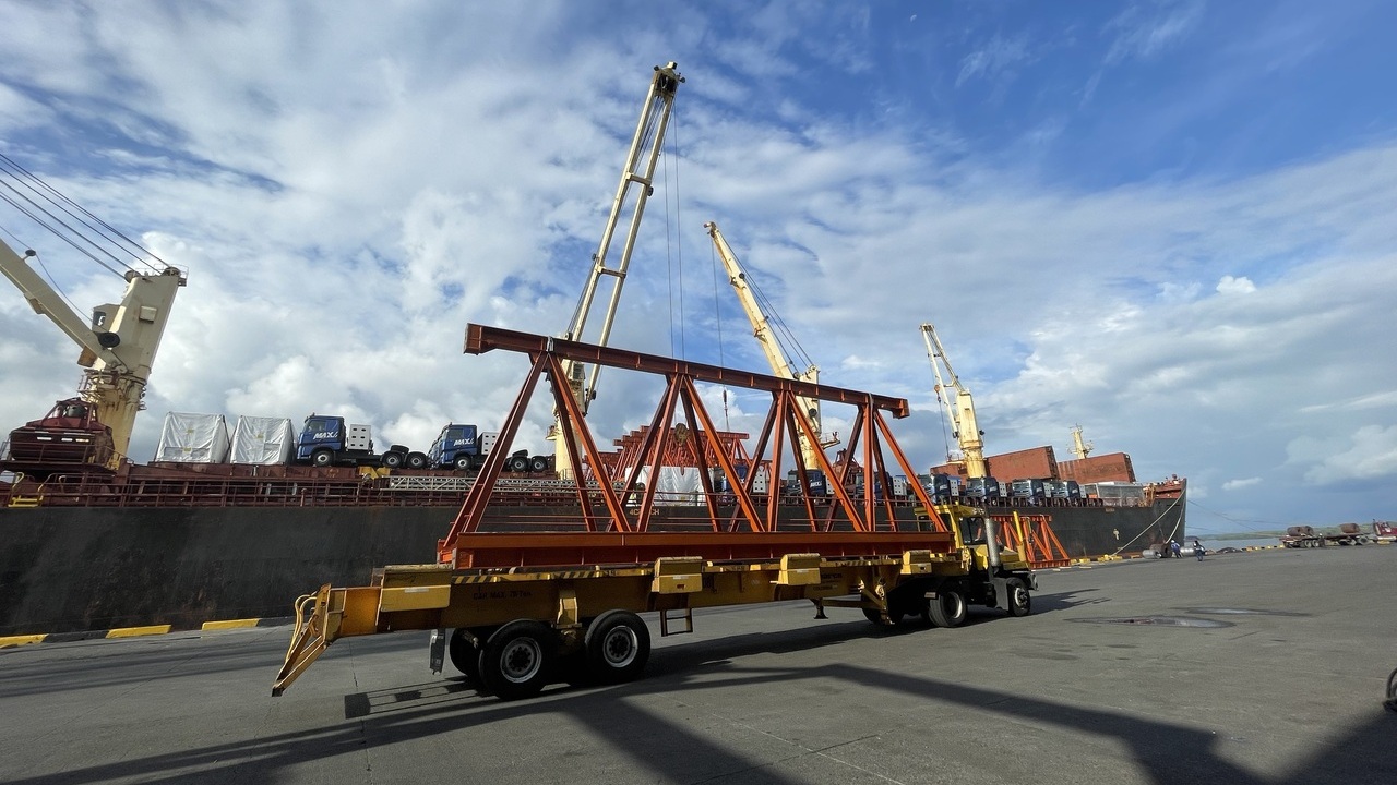 Foto de la viga lanzadora que llegó al puerto de Buenaventura