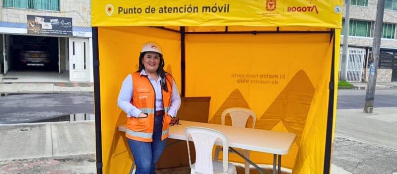 Foto de Caterine sonriendo dentro de la carpa del punto móvil de atención de la Primera Línea del Metro de Bogotá