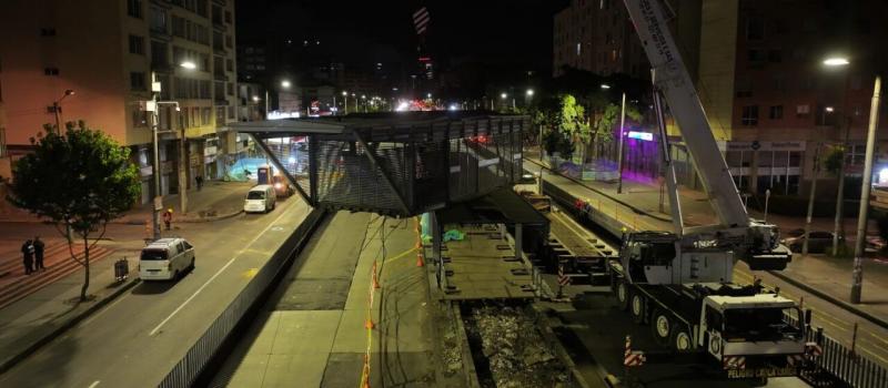 Foto de la estructura metálica de la estación Marly de TransMilenio siendo levantada por una grúa