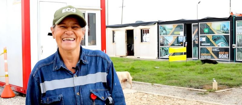 Nubia sonriendo en su trabajo en el patio taller del metro de Bogotá