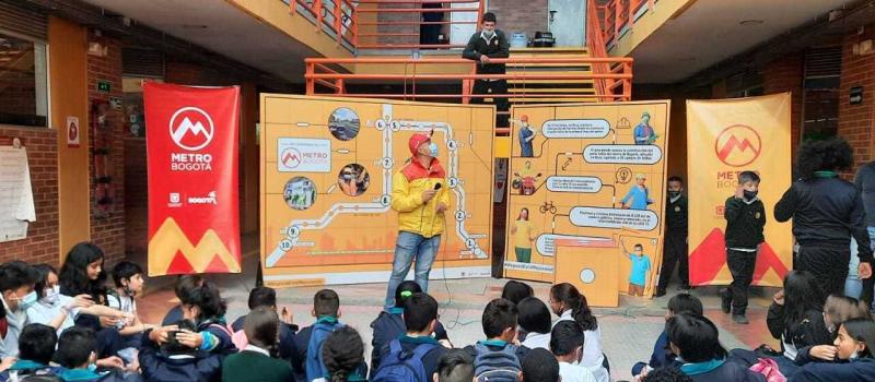 Visita a colegio con el juego Recorriendo Nuestro Metro