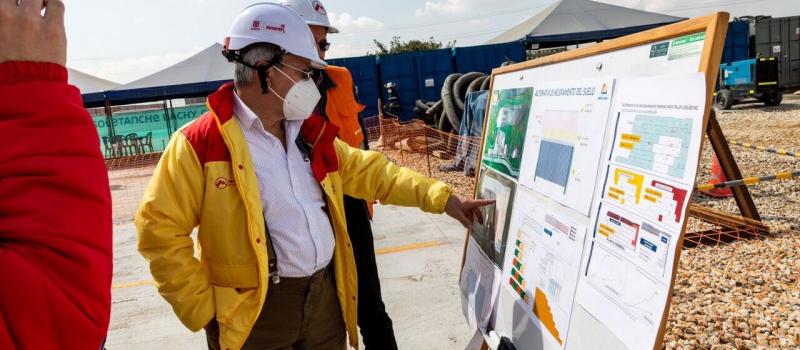 Gerente de la Empresa Metro en el terreno de las obras en construcción