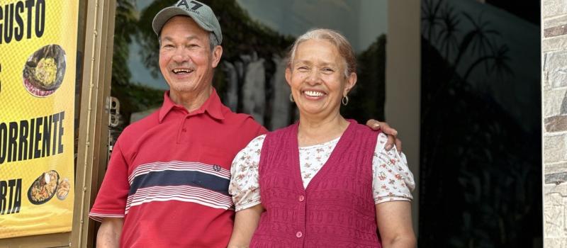 Baudelino Vargas y Rosa Mirella Fella sonriendo y abrazados