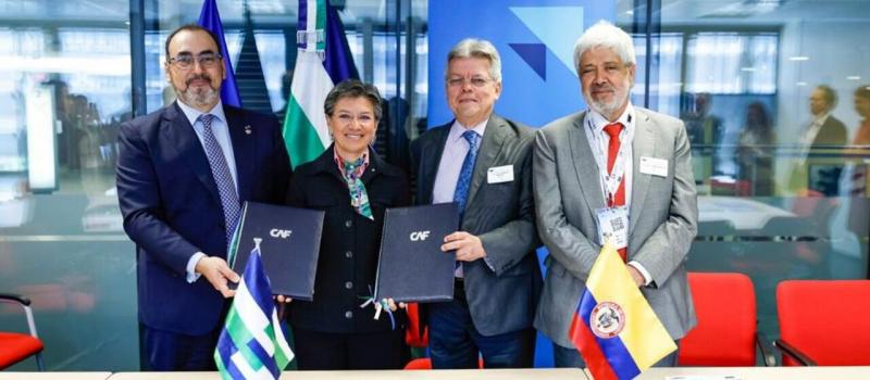 Presidente de la CAF (Sergio Díaz-Granados), alcaldesa de Bogotá (Claudia López), gerente del Metro de Bogotá (Leonidas Narváez) y el Ministro de Comercio, Industria y Turismo (Germán Umaña) en la firma del convenio para la Línea 2 del Metro de Bogotá