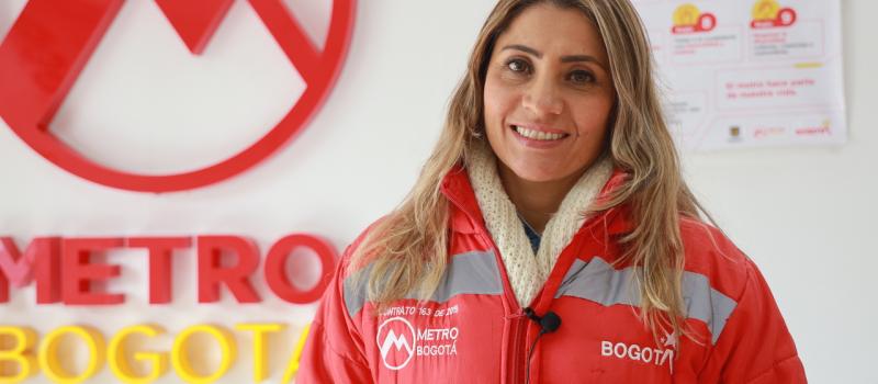 Foto de Jessyka Villanueva, residente social del tramo 3 de la Primera Línea del Metro de Bogotá, sonriendo