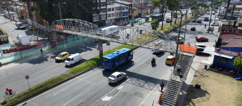 Vista aérea del puente peatonal de la av. Primero de Mayo con carrera 68D